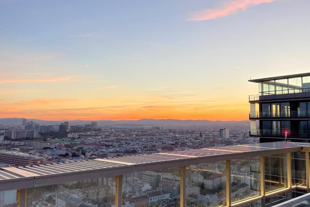 The High-Rise Condo With Pool Vienna Luaran gambar